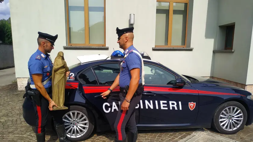 I carabinieri del Radiomobile di Feltre con la statua ritrovata e sequestrata