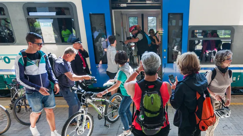 stefano da rin puppel - perona - calalzo di cadore - arrivo del primo treno abilitato al trasporto biciclette