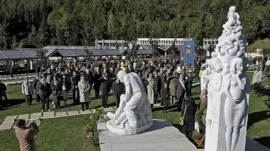 Una cerimonia nel cimitero delle vittime del Vajont in ricordo della tragedia del 9 ottobre