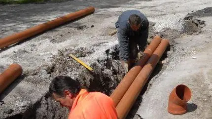 - Operai di Gsp al lavoro a Zoldo Alto per posare la rete fognaria