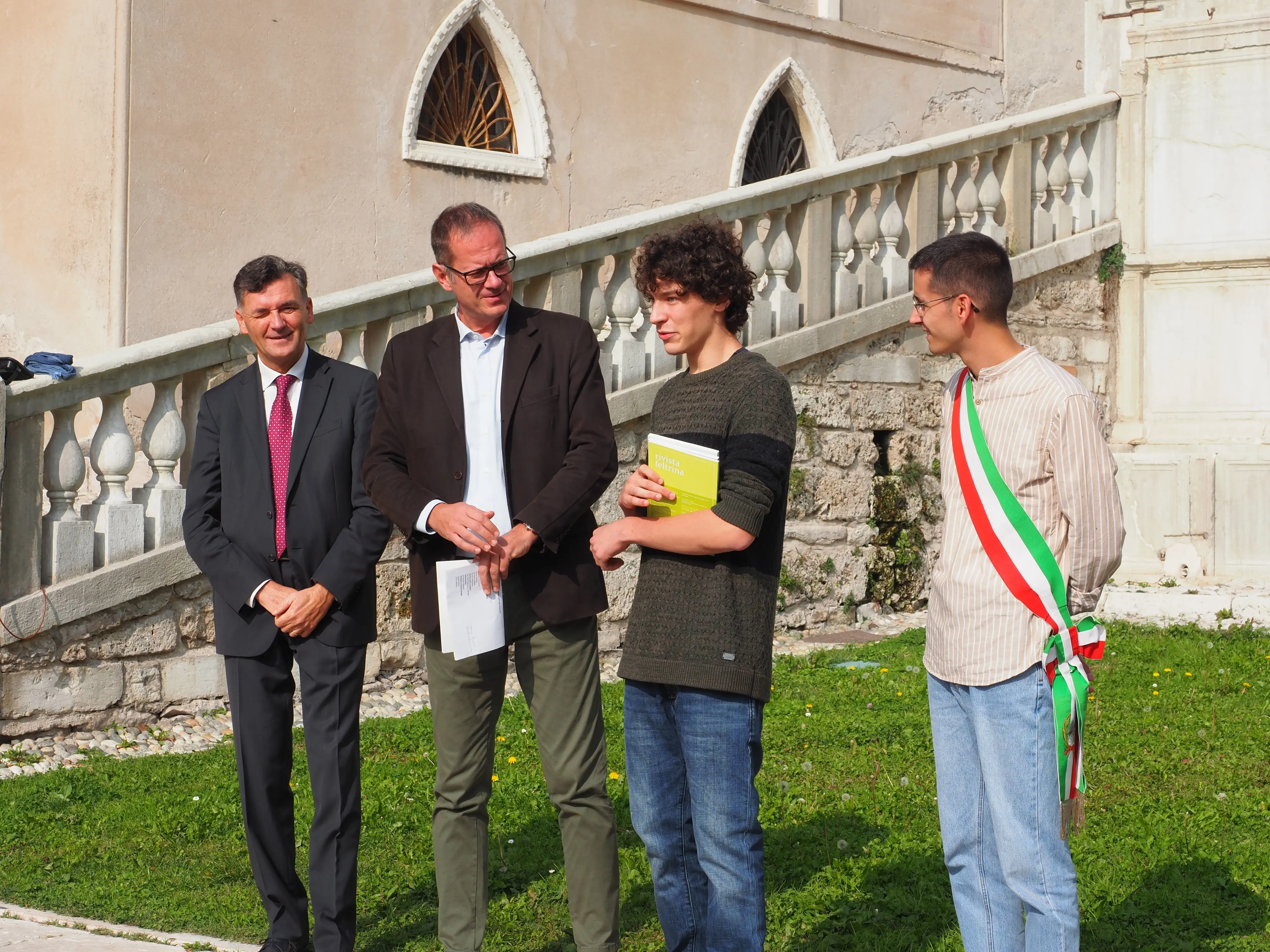 Piazza Maggiore a Feltre ha ospitato la consegna dei riconoscimenti della Famiglia Feltrina agli studenti diplomatisi con il massimo dei voti. La borsa di studio dedicata al medico Michele De Boni è stata conferita a Jessica Mocellin, mamma impegnata negli studi a Scienze infermieristiche