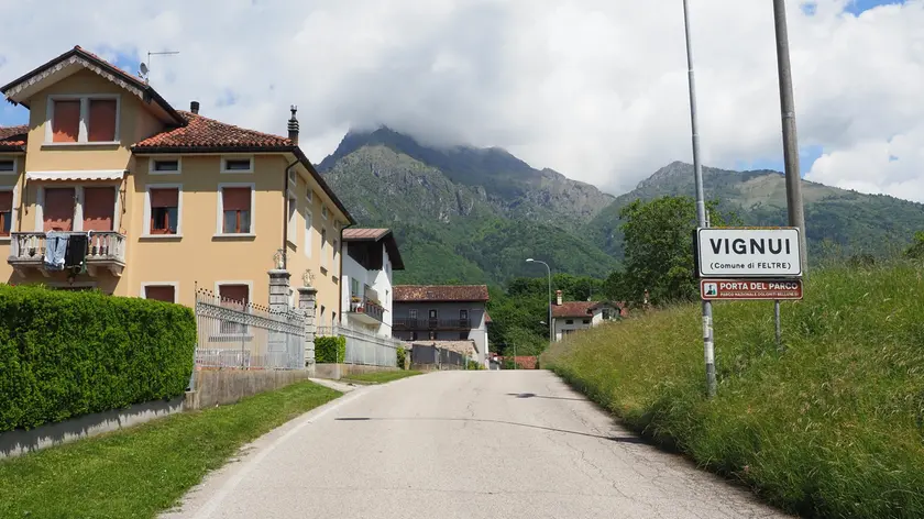 L’ingresso della frazione di Vignui: una villetta poco lontana dalla strada è stata svaligiata