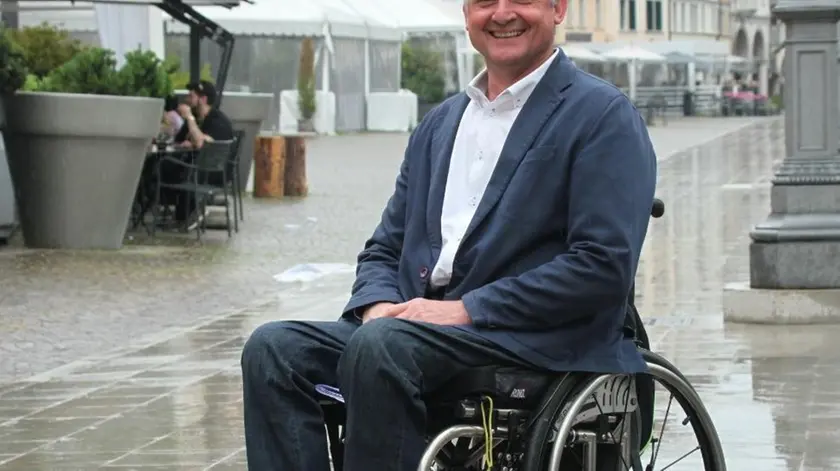 Il sindaco di Belluno, Oscar De Pellegrin, in piazza dei Martiri