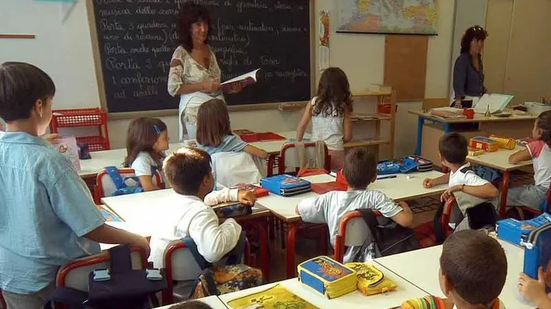 20090903 - PISTOIA - EDU - SCUOLA: PER I PRECARI ARRIVA IL CONTRATTO DI DISPONIBILITA' - Alunni in aula in una scuola elementare di Pistoia, in una foto d'archivio. LUCA CASTELLANI/ANSA / DBA