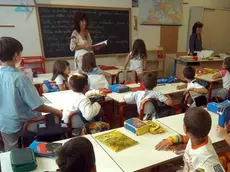 20090903 - PISTOIA - EDU - SCUOLA: PER I PRECARI ARRIVA IL CONTRATTO DI DISPONIBILITA' - Alunni in aula in una scuola elementare di Pistoia, in una foto d'archivio. LUCA CASTELLANI/ANSA / DBA