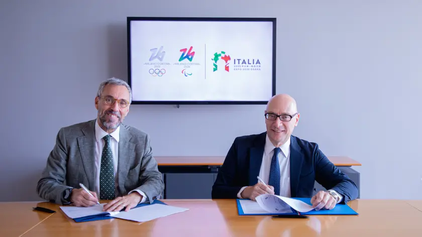 Andrea Varnier (Ceo di Fondazione Milano Cortina 2026) e Mario Vattani (Commissario generale per l'Italia ad Expo Osaka 2025) firmano il protocollo d'intesa per la torcia olimpica e paralimpica