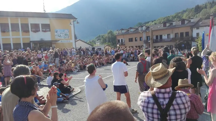 Una manifestazione nella piazza di San Gregorio nelle Alpi