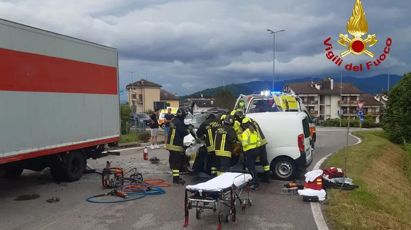 I soccorsi prestati al 34 enne dipendente di Poste Italiane rimasto incastrato nell'auto di servizio