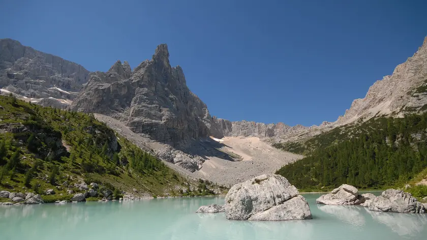 Cortina D'Ampezzo, 16 luglio 2007. Il lago Sorapìss sotto l'omonimo monte a m 2000. Sullo sfondo il dito di Dio