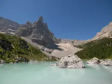 Cortina D'Ampezzo, 16 luglio 2007. Il lago Sorapìss sotto l'omonimo monte a m 2000. Sullo sfondo il dito di Dio