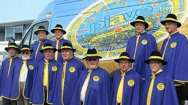 Foto ufficiale per la confraternita del formaggio Piave dop