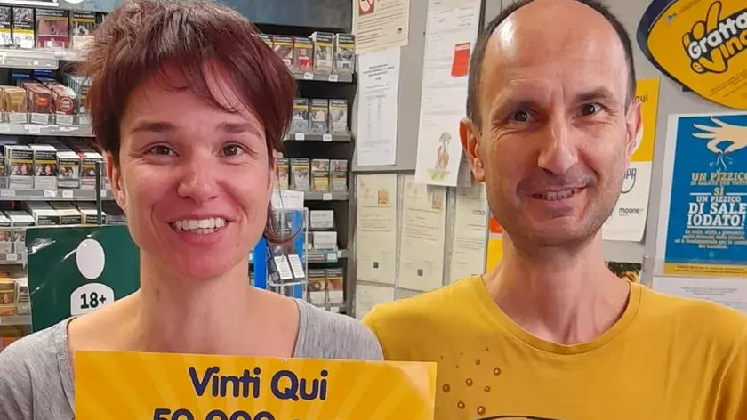 Tania Nora e Diego Zandomenego della tabaccheria "da Fumera" di Limana