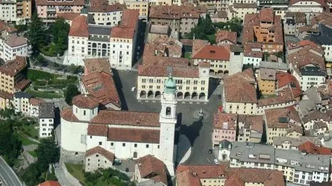 Belluno, 13 Settembre 2005, veduta dall'alto della cittÃ di Belluno, il centro storico ed il diuomo - Una veduta dall'alto del centro di Belluno