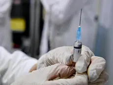 Operatori e medici al lavoro in un centro vaccinazioni dell'ASL 1 a Napoli , in una foto d'archivio. ANSA / CIRO FUSCO