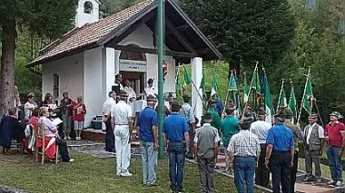 Il raduno degli alpini di Sospirolo alla chiesetta sul monte Sperone