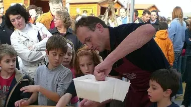 Una dimostrazione di lavorazione del latte durante una precedente edizione