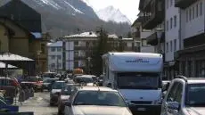 Traffico in centro a Cortina