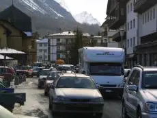 Traffico in centro a Cortina