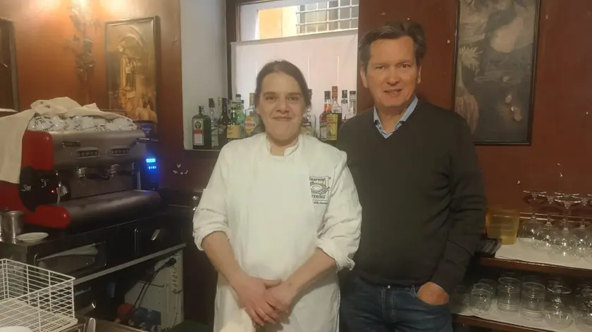 Barbara Dazzo e Massimo Simionato dietro lo storico bancone del ristorante La Taverna