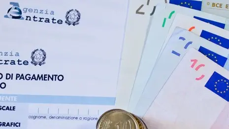 07/12/2012 Imu, tasse sulla casa, euro, moneta, soldi, modello di pagamento unificato, modello unico 740, spesa, crisi finanziaria ed economica.