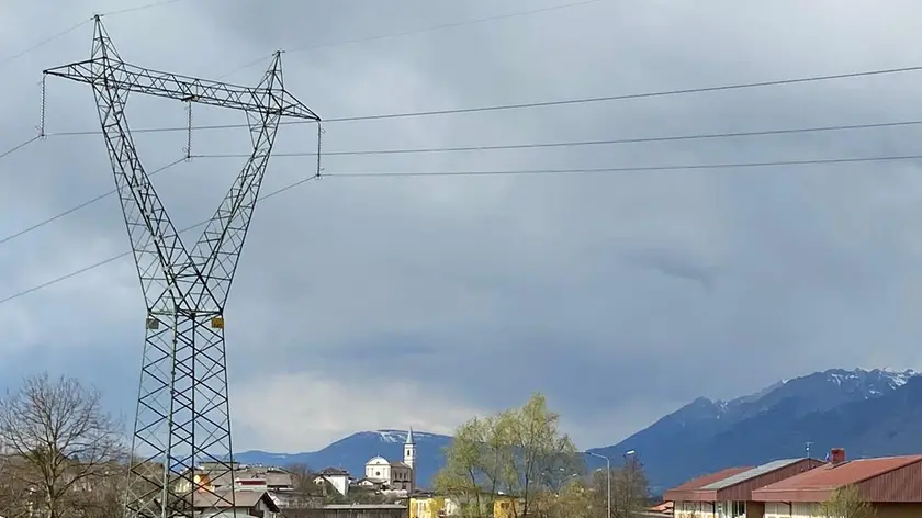L’elettrodotto che attraversa Limana e che passa vicino alle scuole (l’edificio sulla destra)