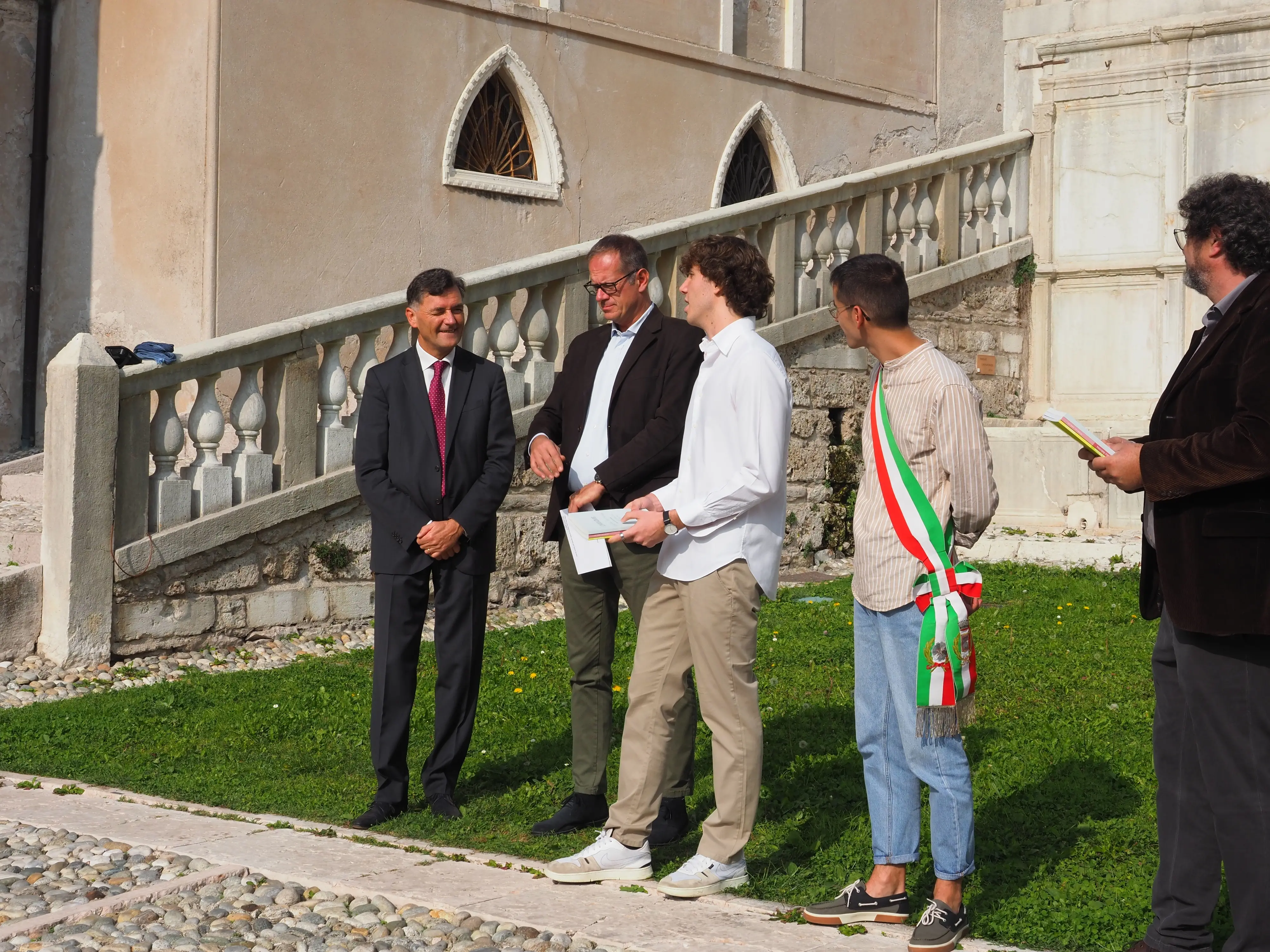 Piazza Maggiore a Feltre ha ospitato la consegna dei riconoscimenti della Famiglia Feltrina agli studenti diplomatisi con il massimo dei voti. La borsa di studio dedicata al medico Michele De Boni è stata conferita a Jessica Mocellin, mamma impegnata negli studi a Scienze infermieristiche