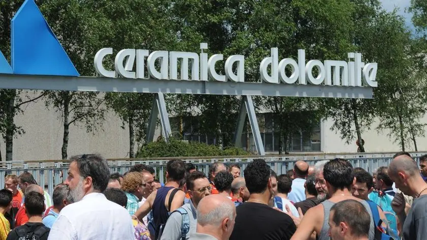 Trichiana; 2 luglio 2009. sciopero alla ceramica dolomite per la chiusura dell'aziendaI lavoratori protestano davanti allo stabilimento di Trichiana dell'Ideal Standard e sopra il presidio in piazza a Belluno