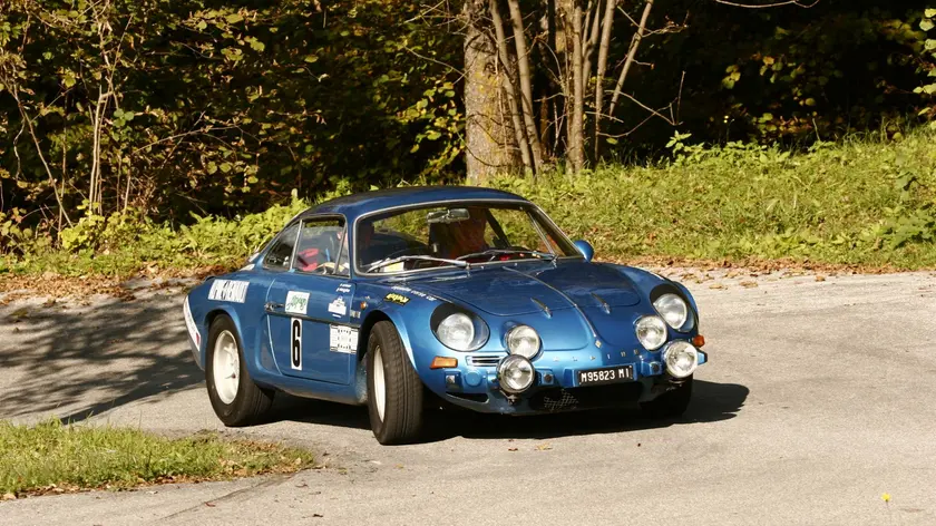 Un'auto in gara in una passata edizione del Trofeo Alpago