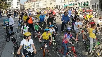 A destra alcuni momenti della manifestazione «Bimbimbici», giunta alla dodicesima edizione e svoltasi a Belluno in concomitanza con altre città italiane per celebrare il «Bici day»