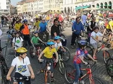 A destra alcuni momenti della manifestazione «Bimbimbici», giunta alla dodicesima edizione e svoltasi a Belluno in concomitanza con altre città italiane per celebrare il «Bici day»