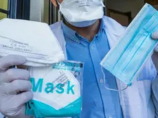 Un farmacista mostra una confezione di mascherine Il cui prezzo è esposto alla porta vetrata. di Torino, 9 aprile 2020 ANSA/TINO ROMANO