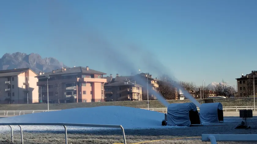 I cannoni per l'innevamento in azione a FEltre in Pra' del Moro i giorni precedenti a Natale