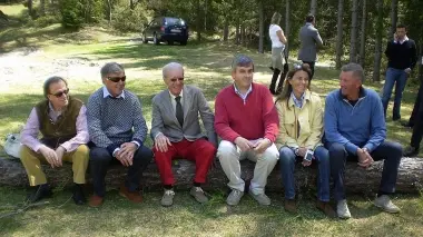 L’inaugurazione del Golf a nove buche a Cortina. Luigi Dimai Pompanin è il quarto da sinistra col maglione rosso