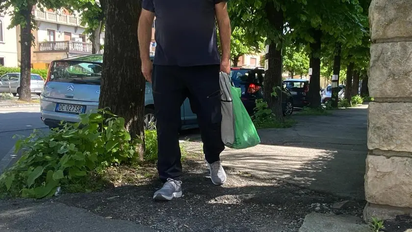 Una passeggiata sul marciapiede dissestato di via Feltre