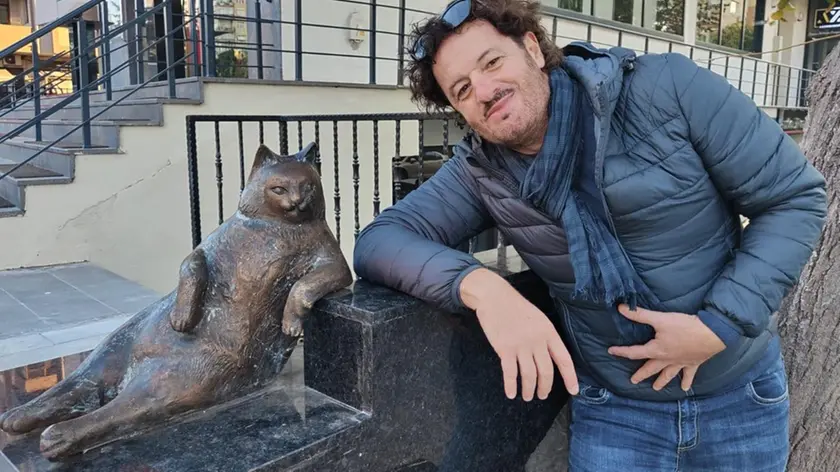 Mario Cimarosti con la statua della gatta Tombili