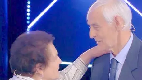 Il momento emozionante dell’abbraccio tra Clara e Guido davanti alle telecamere