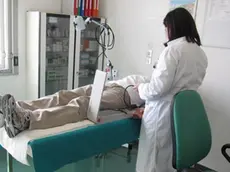 In tempi record sono stati ultimati i lavori di messa in sicurezza deisoffitti del quarto piano, ala est, dell'ospedale di Conegliano, interessatidalla caduta di alcuni calcinacci lo scorso 30 marzo. Dal 3 giugnoambulatori e Day Surgery saranno nuovamente operativi nella loro sede - Un ambulatorio di Chirurgia all'ospedale civile