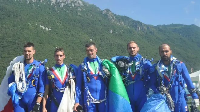 Squadra Esercito 1. La coppa del mondo di paracadutismo trofeo città di Belluno all'aereoporto di Belluno