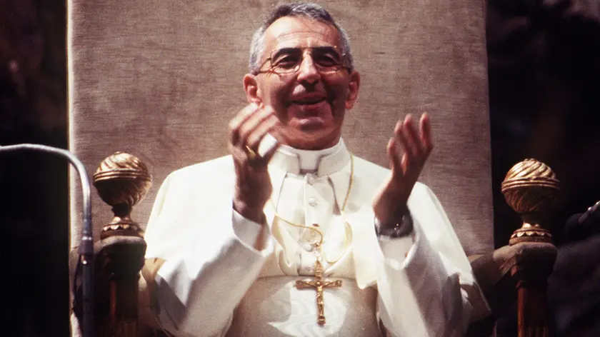 20080822 - ROMA - REL - 30 ANNI PAPA LUCIANI: IL PONTEFICE DEL SORRISO. Papa Giovanni Paolo I, Albino Luciani, in una immagine di archivio. Trent'anni fa il Papa del sorriso. Era il 26 agosto 1978, quando i 111 cardinali riuniti in conclave scelsero Albino Luciani, all'epoca patriarca di Venezia, quale successore di Papa Paolo VI, morto il 6 agosto dopo 15 anni di pontificato. Ma quella di Luciani fu una meteora. Il nuovo Papa, che aveva preso il nome Giovanni Paolo I, mori' improvvisamente dopo 33 giorni, colto da infarto la notte fra il 28 e il 29 settembre. Avrebbe compiuto 66 anni il 17 ottobre. Nel suo brevissimo papato, Luciani pronuncio' 9 discorsi, tenne 4 udienze e due omelie. Ma la sua semplicita' e il suo sorriso sono rimasti impressi nella memoria di tutti...ANSA/ARCHIVIO/DRN