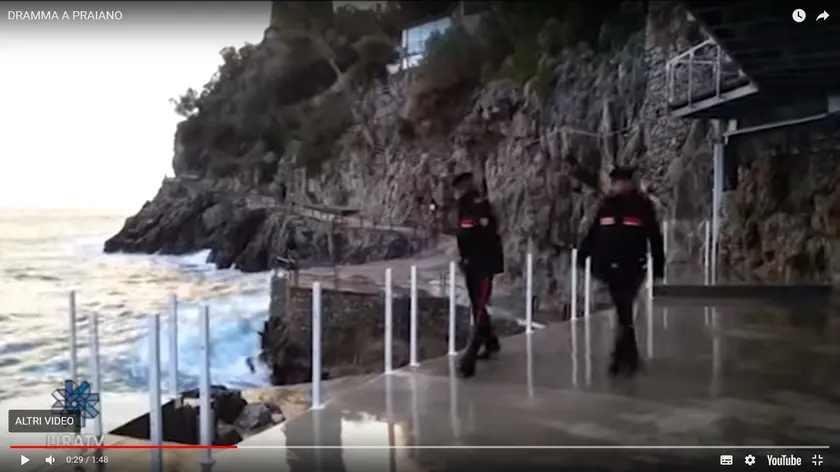 I primi rilievi dei carabinieri dopo la tragedia