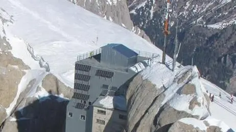 Veduta del ''balcone '' sul tetto delle Dolomiti, 19 luglio 2011. La terrazza realizzata a 3.265 metri di quota sulla stazione d'arrivo della funivia a Punta Rocca. ANSA / UFFICIO STAMPA MARMOLADA +++NO SALES - EDITORIAL USE ONLY+++