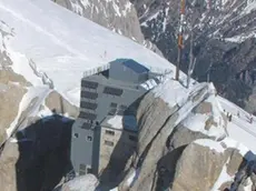 Veduta del ''balcone '' sul tetto delle Dolomiti, 19 luglio 2011. La terrazza realizzata a 3.265 metri di quota sulla stazione d'arrivo della funivia a Punta Rocca. ANSA / UFFICIO STAMPA MARMOLADA +++NO SALES - EDITORIAL USE ONLY+++