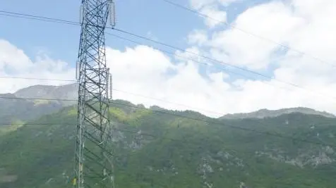 L’elettrodotto che attraversa il centro di Ponte nelle Alpi, qui vicino alle scuole e al PalaMares