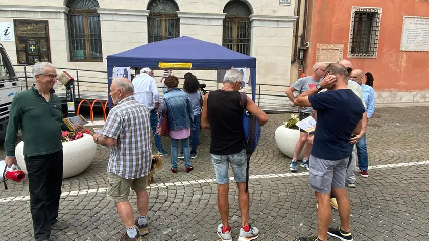 La coda per firmare in piazza Duomo a Belluno per Assange