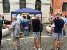 La coda per firmare in piazza Duomo a Belluno per Assange