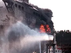 20071119 - ROMA - CRO - MOBY PRINCE: CONSULENTE AGGREDITO E DROGATO,SPARITI DOCUMENTI - Un'immagine d'archivio del traghetto Moby Prince (140 morti il 9 aprile del 1991 dopo una collisione con la petroliera Agip Abruzzo). Un perito che lavora all'inchiesta per la tragedia del traghetto Moby Prince aggredito ieri sera mentre si recava ad incontrare un importante testimone. Dalla sua automobile, data alle fiamme, scomparsi alcuni documenti. Da qualche settimana sono state riaperte le indagini sulla collisione tra il traghetto e una petroliera costata la vita a 140 persone il 9 aprile del 1991. ANSA ARCHIVIO / BGG.