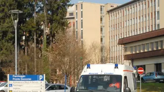 Belluno, 15 marzo 2007. Feltre, un'ambulanza esce dal pronto soccorso dell'ospedale.
