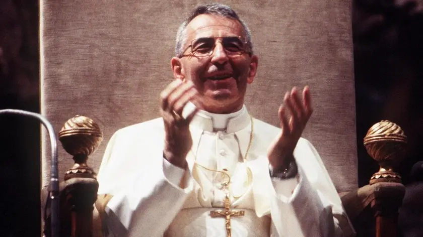 20080822 - ROMA - REL - 30 ANNI PAPA LUCIANI: IL PONTEFICE DEL SORRISO. Papa Giovanni Paolo I, Albino Luciani, in una immagine di archivio. Trent'anni fa il Papa del sorriso. Era il 26 agosto 1978, quando i 111 cardinali riuniti in conclave scelsero Albino Luciani, all'epoca patriarca di Venezia, quale successore di Papa Paolo VI, morto il 6 agosto dopo 15 anni di pontificato. Ma quella di Luciani fu una meteora. Il nuovo Papa, che aveva preso il nome Giovanni Paolo I, mori' improvvisamente dopo 33 giorni, colto da infarto la notte fra il 28 e il 29 settembre. Avrebbe compiuto 66 anni il 17 ottobre. Nel suo brevissimo papato, Luciani pronuncio' 9 discorsi, tenne 4 udienze e due omelie. Ma la sua semplicita' e il suo sorriso sono rimasti impressi nella memoria di tutti...ANSA/ARCHIVIO/DRN