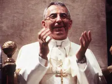 20080822 - ROMA - REL - 30 ANNI PAPA LUCIANI: IL PONTEFICE DEL SORRISO. Papa Giovanni Paolo I, Albino Luciani, in una immagine di archivio. Trent'anni fa il Papa del sorriso. Era il 26 agosto 1978, quando i 111 cardinali riuniti in conclave scelsero Albino Luciani, all'epoca patriarca di Venezia, quale successore di Papa Paolo VI, morto il 6 agosto dopo 15 anni di pontificato. Ma quella di Luciani fu una meteora. Il nuovo Papa, che aveva preso il nome Giovanni Paolo I, mori' improvvisamente dopo 33 giorni, colto da infarto la notte fra il 28 e il 29 settembre. Avrebbe compiuto 66 anni il 17 ottobre. Nel suo brevissimo papato, Luciani pronuncio' 9 discorsi, tenne 4 udienze e due omelie. Ma la sua semplicita' e il suo sorriso sono rimasti impressi nella memoria di tutti...ANSA/ARCHIVIO/DRN