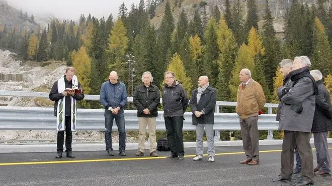 Inaugurazione del Nuovo Ponte sul Rudavoi, sulla strada che collega Auronzo e Misurina a Cortina d'Ampezzo. La benedizione con la presenza di Bond Dario, De Bona Oscar e Piol Quinto.